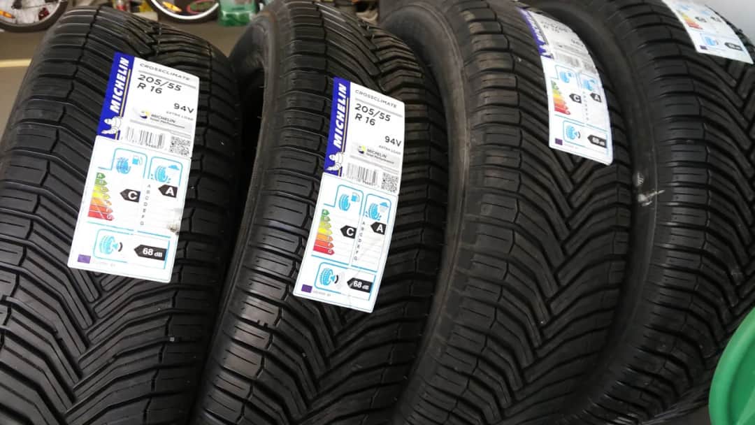 Ile kosztują opony wielosezonowe? Sprawdź ceny i wybierz mądrze