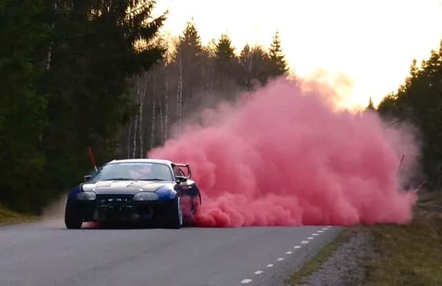 Jak zrobić kolorowy dym z opon - bezpieczne metody i ważne zasady