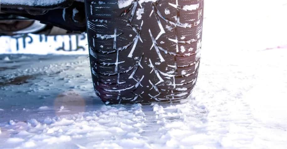 Opony zimowe w Polsce: obowiązek, kary, kiedy zmienić?