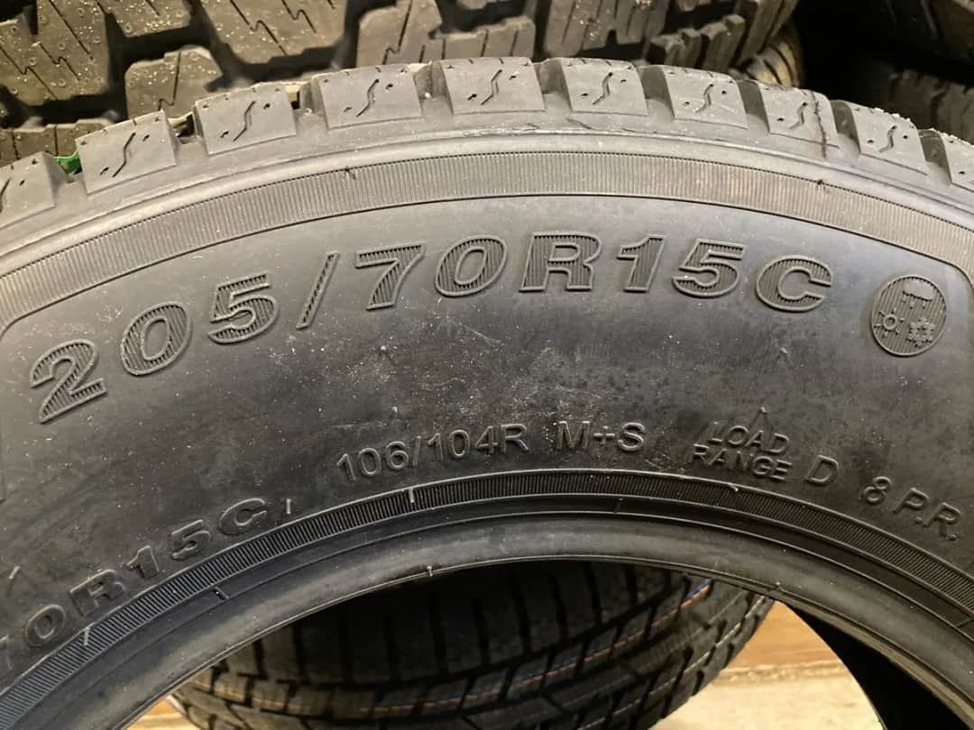 Opony wzmacniane czy nie - czy warto inwestować w lepszą ochronę?