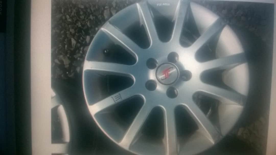 Jakiej firmy felgi wybrać? Ranking marek, porównanie cen i praktyczne porady