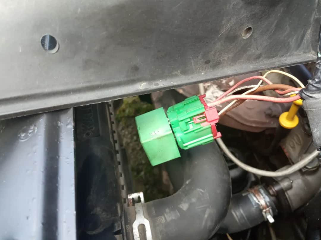 Gdzie jest przekaźnik wentylatora chłodnicy w Peugeot Partner? Oto odpowiedź