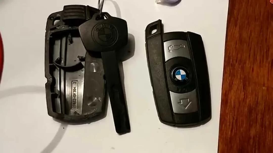 Jak wymienić baterie w kluczyku BMW E60 i uniknąć problemów z działaniem