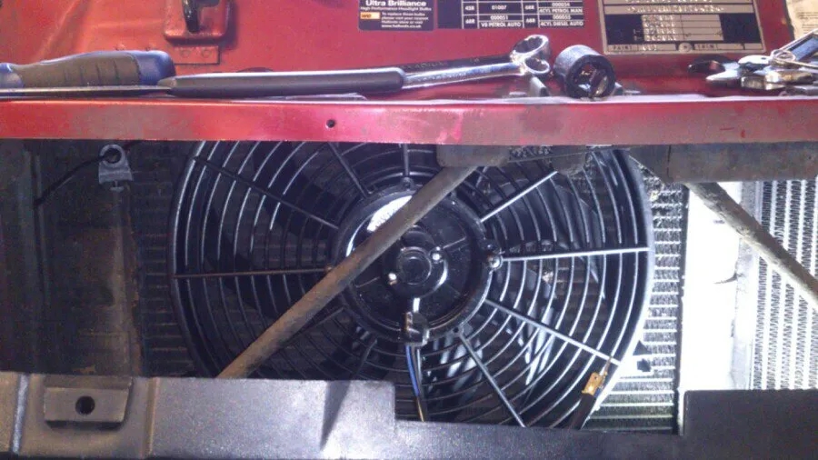 Jak podłączyć dodatkowy wentylator chłodnicy i uniknąć problemów z przegrzewaniem