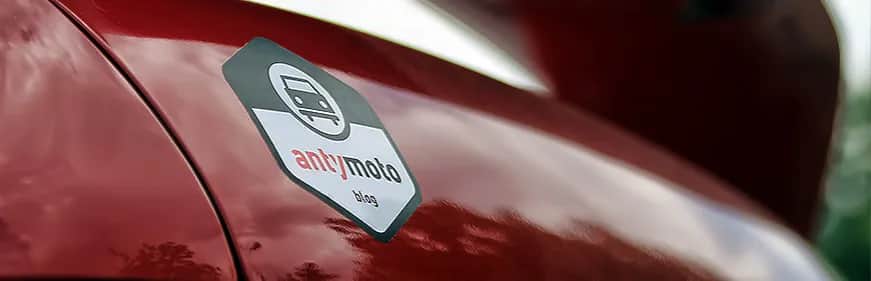 Jak trwale przykleić emblemat do karoserii – najlepsze metody i kleje