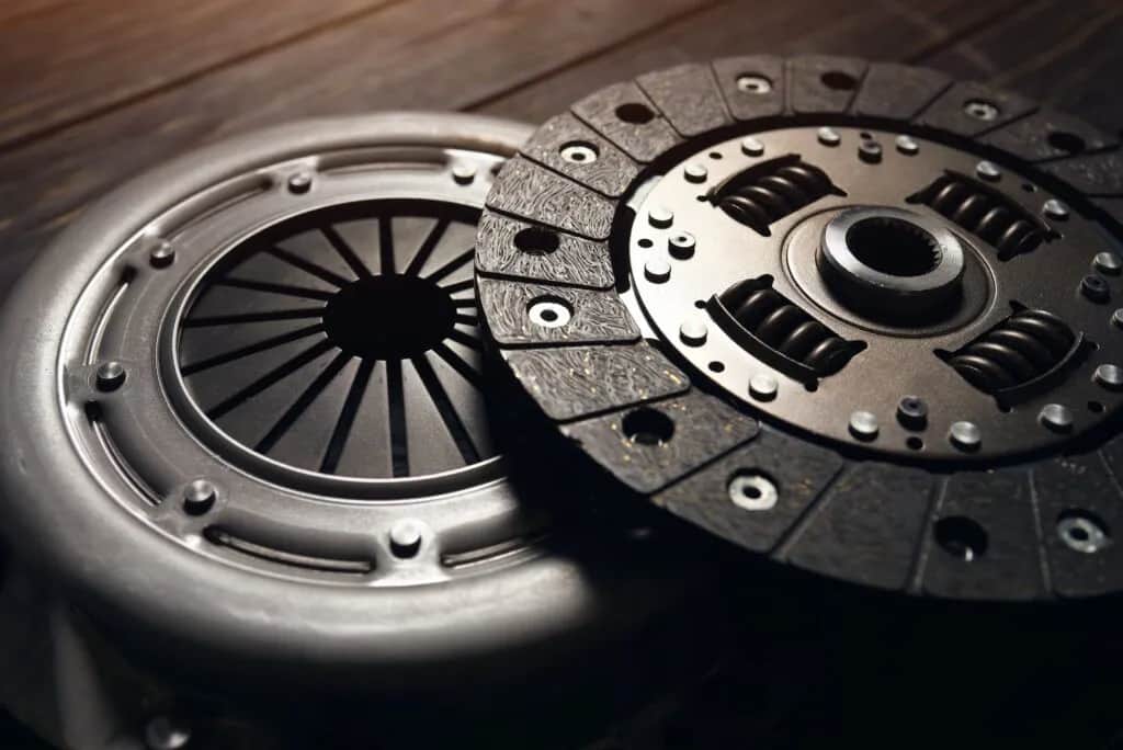 Kiedy wymienić sprzęgło? Objawy zużycia, koszty i konsekwencje zaniedbania