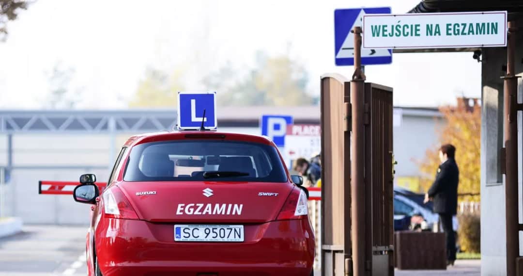 Ile zarabia egzaminator na prawo jazdy? Zaskakujące fakty i różnice
