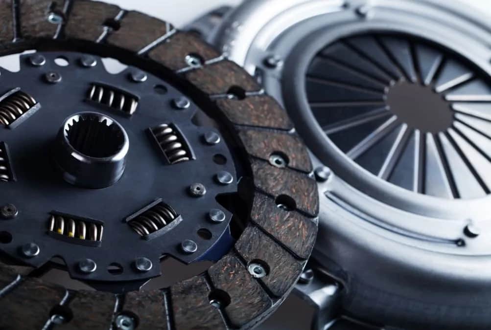 Objawy uszkodzonej sprężyny pedału sprzęgła – jak je rozpoznać i uniknąć kosztownych napraw