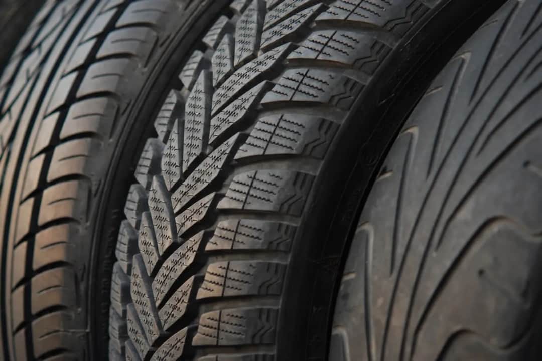 Jak sprawdzić czy opony są zimowe i uniknąć niebezpieczeństw na drodze