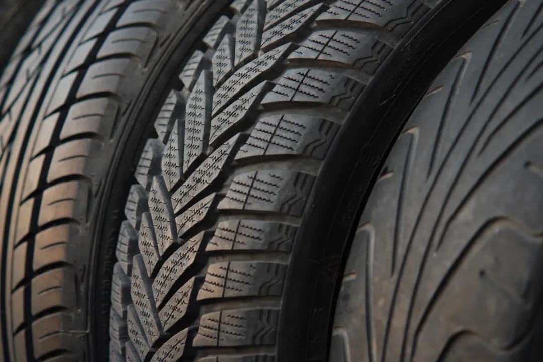 Jak sprawdzić czy opony są zimowe i uniknąć niebezpieczeństw na drodze