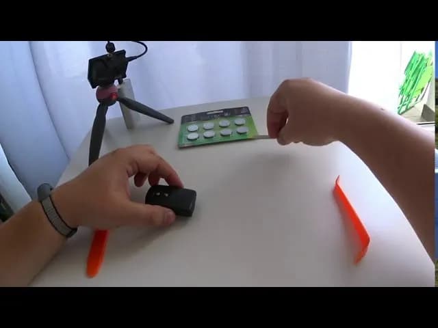 Jak wymienić baterie w kluczyku Toyota Auris - proste kroki i porady