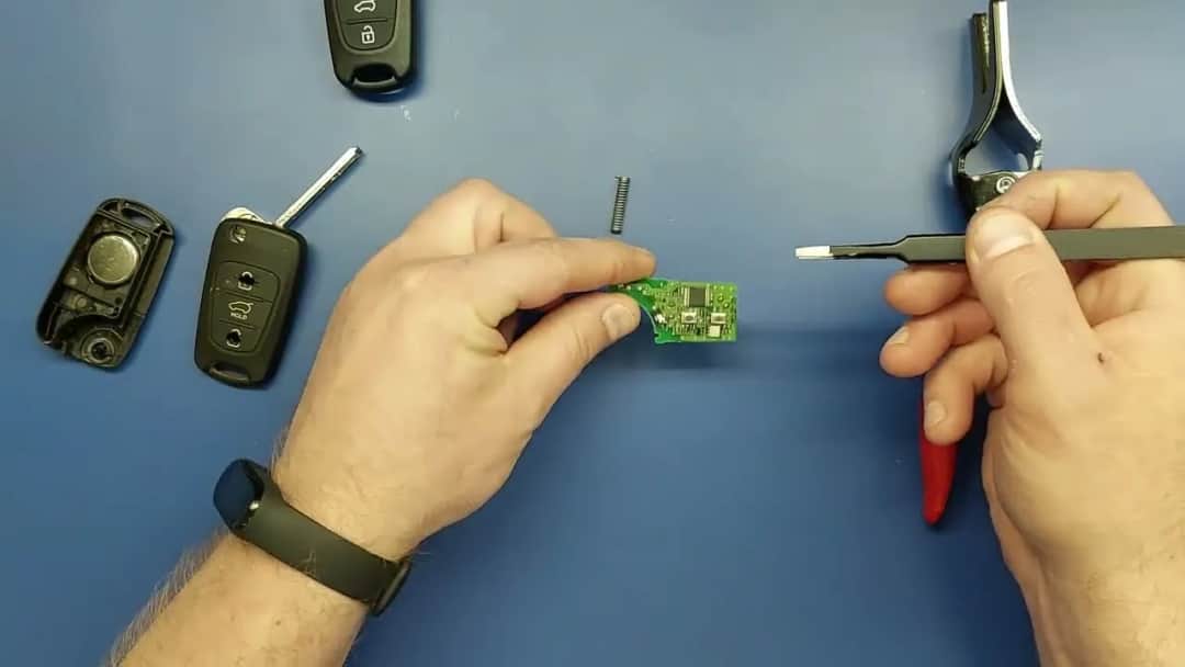 Jak rozebrać kluczyk Kia Ceed i uniknąć problemów z baterią