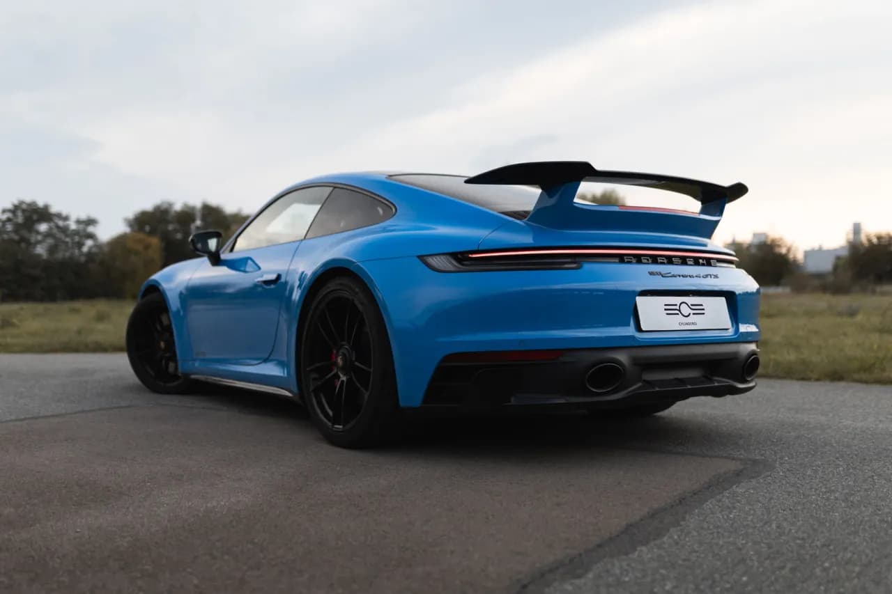 Wynajem samochodu sportowego zamiast zakupu – 5 powodów, dla których to się opłaca