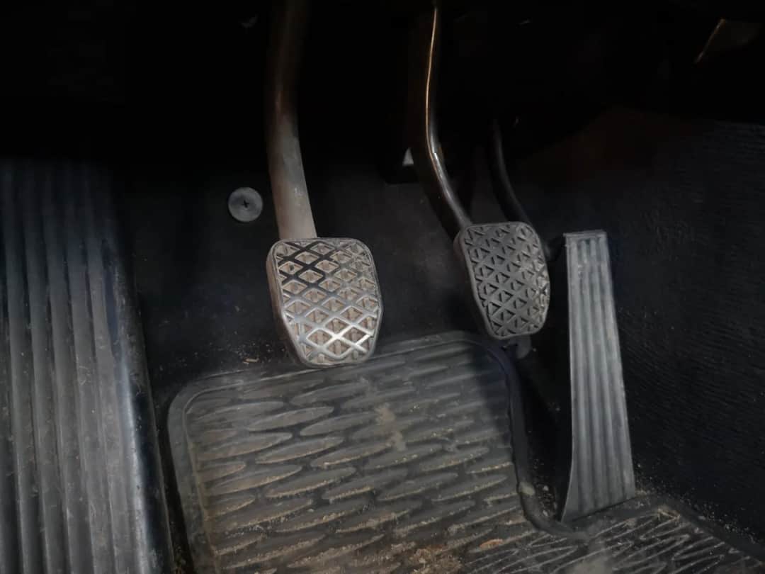 Jak hamować samochodem ze sprzęgłem, aby uniknąć niebezpieczeństw na drodze