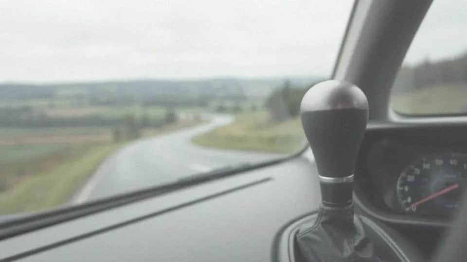 Kiedy wciskać sprzęgło przy hamowaniu, aby uniknąć niebezpieczeństw