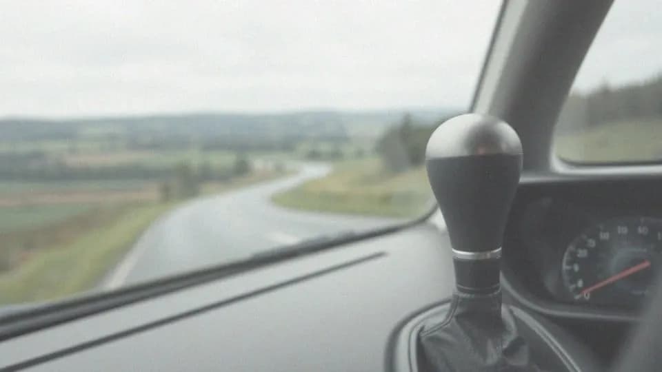 Kiedy wciskać sprzęgło przy hamowaniu, aby uniknąć niebezpieczeństw