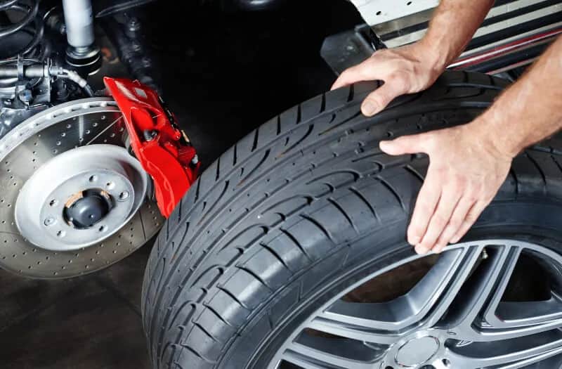 Kiedy opona jest do wymiany? Poznaj kluczowe objawy i zasady