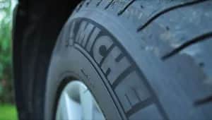 Ile waży opona z felgą 16 cali? Sprawdź wagę różnych modeli i typów!